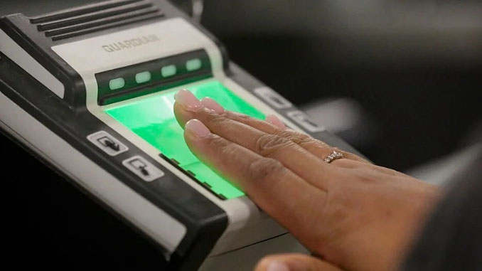 Brüsseli uus digitaalne piirisüsteem on toonud lennujaamadesse kaose ja pikad järjekorrad